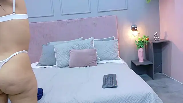 Camila Hill  online show from 10/08/25, 01:09