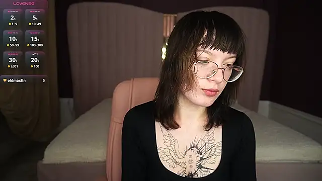 Snapshot of Pixie_Peachh chatting on 10/08/25, 04:10 Pixie Peachh online show from 10/08/25, 04:10