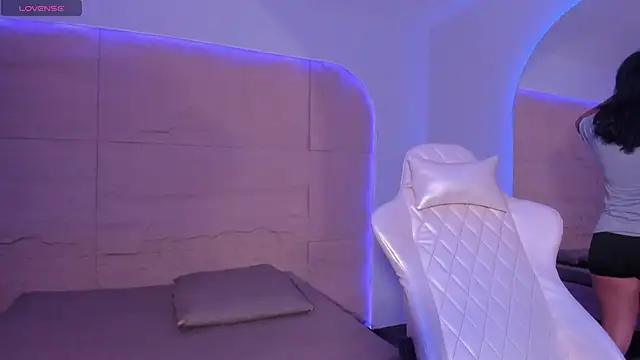 Snapshot of HannahMontgomery chatting on 02/10/26, 04:33 HannahMontgomery online show from 02/10/26, 04:33