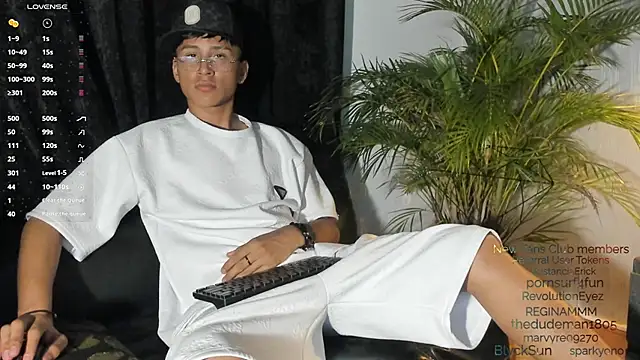 Snapshot of Daddy_Darcks chatting on 10/04/25, 04:32 Daddy Darcks online show from 10/04/25, 04:32