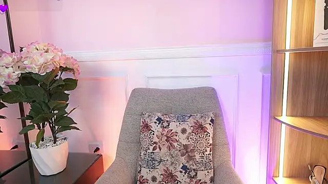 MilaCrave online show from 04/09/26, 11:37