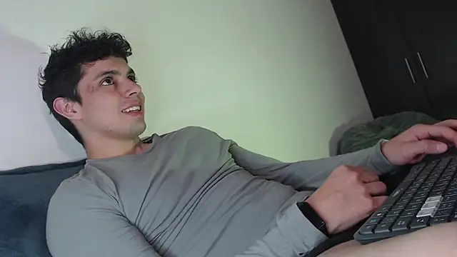 yourfavoriteboy   online show from 09/23/25, 10:46