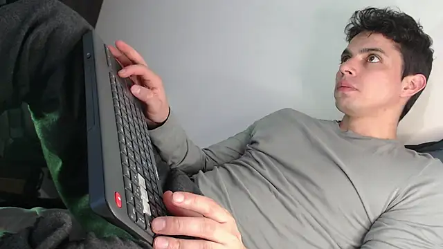 yourfavoriteboy   online show from 01/05/26, 09:07