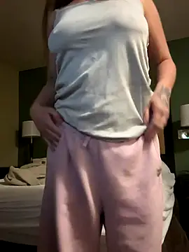 Snapshot of Tlynn chatting on 10/14/25, 03:57 Tlynn online show from 10/14/25, 03:57