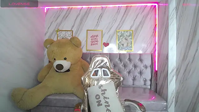 Eilyn love b online show from 09/18/25, 12:51