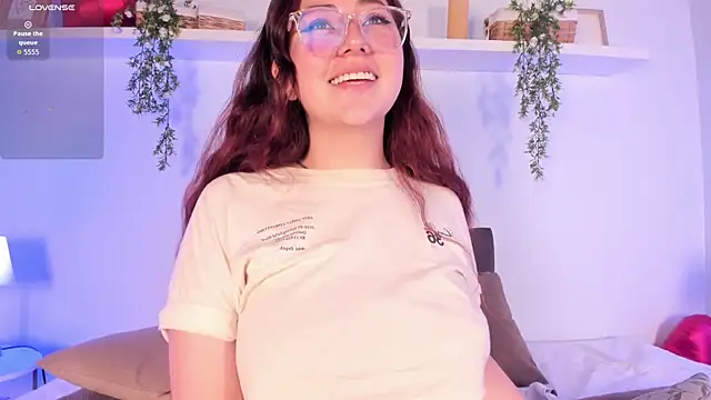 Nicolle Evanss  online show from 04/07/26, 03:29