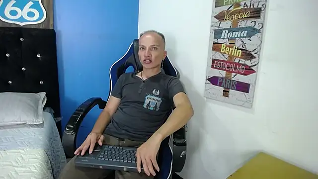 Snapshot of DaddyPoweer chatting on 10/22/25, 10:53 DaddyPoweer online show from 10/22/25, 10:53
