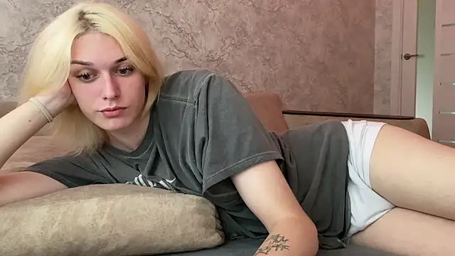 Snapshot of evelina228 chatting on 09/18/25, 07:32 evelina228 online show from 09/18/25, 07:32