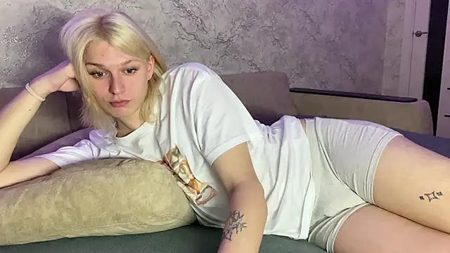 Snapshot of evelina228 chatting on 10/18/25, 08:20 evelina228 online show from 10/18/25, 08:20