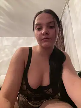 Snapshot of Selena_y chatting on 05/28/26, 08:39 Selena y online show from 05/28/26, 08:39