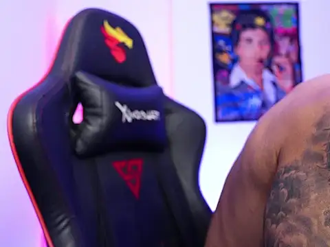 logan hugh8 online show from 11/23/25, 02:22