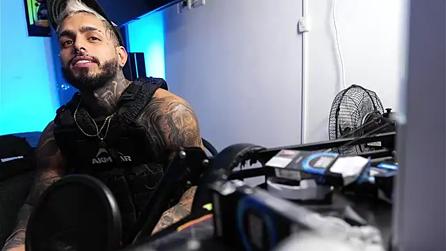 logan hugh8 online show from 02/18/26, 04:30