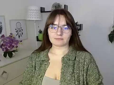 Snapshot of Julie_Diamond chatting on 10/08/25, 12:36 Julie Diamond online show from 10/08/25, 12:36