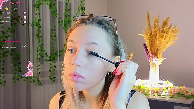 NyxaThorn online show from 12/14/25, 02:44