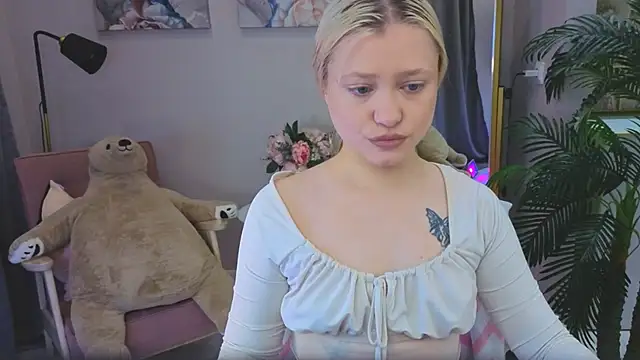 Millie Vanillies online show from 10/12/25, 03:22