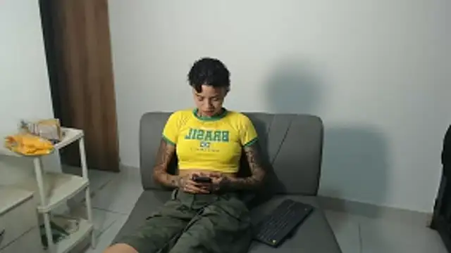 ParisAndVi online show from 11/28/25, 02:14