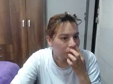 cloequeen15 online show from 10/31/25, 04:52