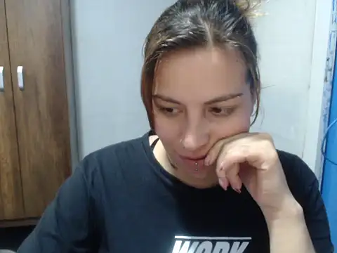 cloequeen15 online show from 11/12/25, 06:41