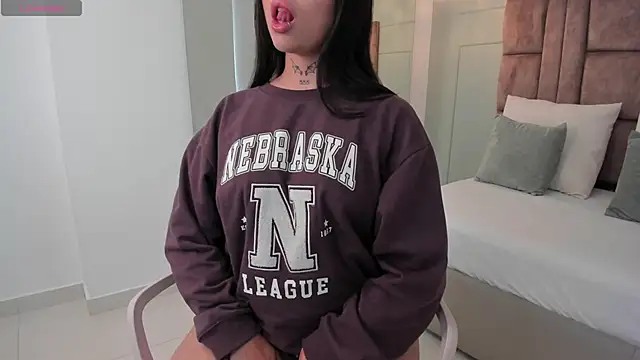 hannah miltonn online show from 11/06/25, 09:37