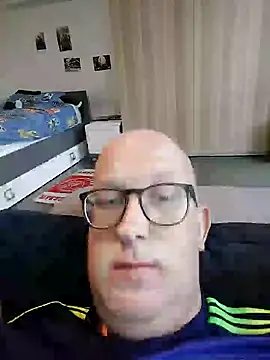 Snapshot of geilerd122 chatting on 10/07/25, 04:37 geilerd122 online show from 10/07/25, 04:37