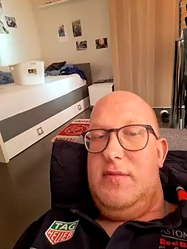 Snapshot of geilerd122 chatting on 10/18/25, 01:12 geilerd122 online show from 10/18/25, 01:12