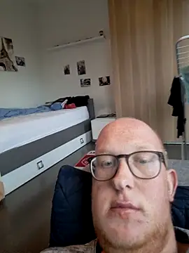 Snapshot of geilerd122 chatting on 10/25/25, 04:13 geilerd122 online show from 10/25/25, 04:13