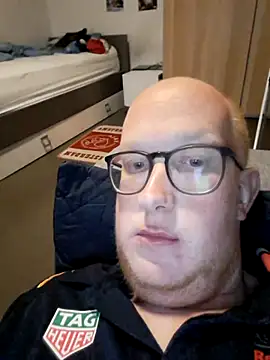 Snapshot of geilerd122 chatting on 10/26/25, 05:41 geilerd122 online show from 10/26/25, 05:41