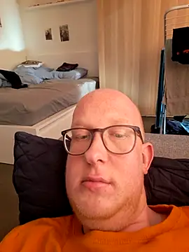 Snapshot of geilerd122 chatting on 02/26/26, 02:27 geilerd122 online show from 02/26/26, 02:27