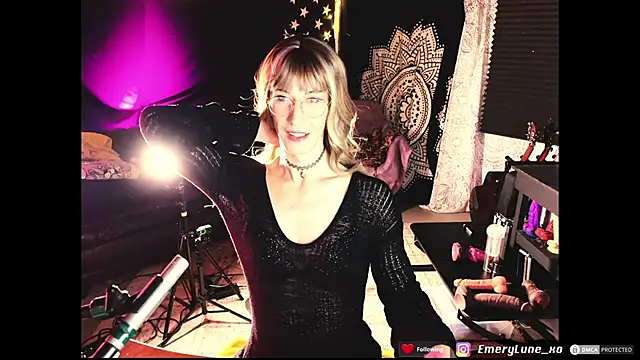 Snapshot of EmeryLune_xo chatting on 06/10/26, 02:12 EmeryLune xo online show from 06/10/26, 02:12