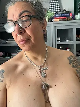 dieseldame1313 online show from 05/06/26, 03:39