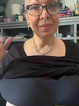 dieseldame1313 online show from 05/15/26, 07:54