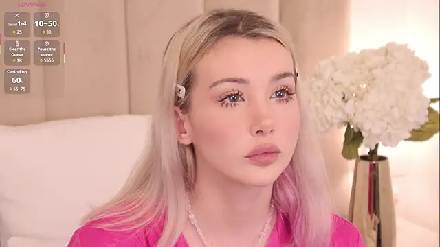 Snapshot of Nesolla chatting on 10/20/25, 07:03 Nesolla online show from 10/20/25, 07:03