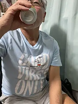 gholly2007 online show from 11/28/25, 12:41