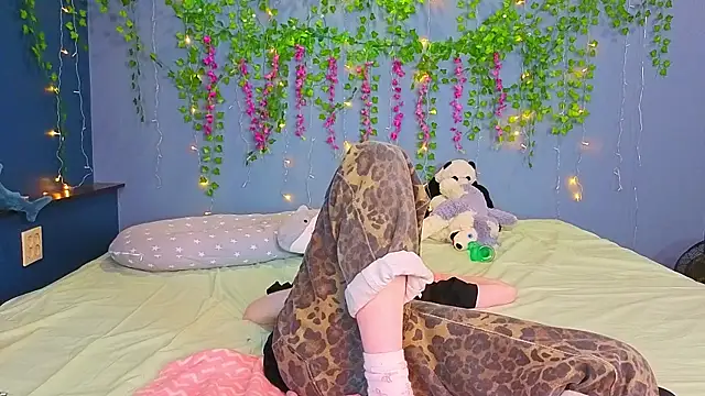 Snapshot of Lillie_Berry chatting on 07/19/26, 04:27 Lillie Berry online show from 07/19/26, 04:27