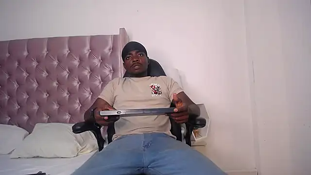 Snapshot of Hiper_Hard chatting on 10/18/25, 11:49 Hiper Hard online show from 10/18/25, 11:49