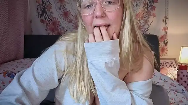 Daisyxoxo  online show from 09/16/25, 08:37