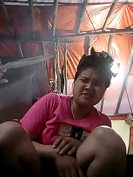 Snapshot of Heulwen-22 chatting on 10/06/25, 10:34 Heulwen-22 online show from 10/06/25, 10:34