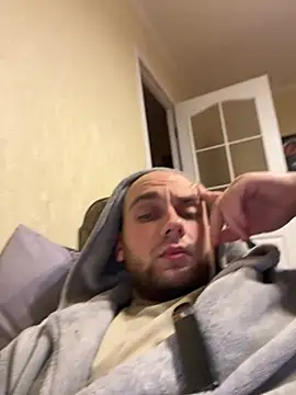 Snapshot of LuckyGirlfriends chatting on 10/27/25, 08:35 LuckyGirlfriends online show from 10/27/25, 08:35