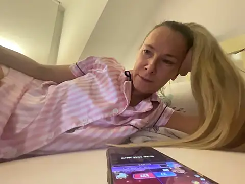 Snapshot of blondi2077 chatting on 10/26/25, 10:04 blondi2077 online show from 10/26/25, 10:04