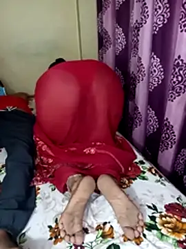 Snapshot of reena502 chatting on 10/06/25, 05:10 reena502 online show from 10/06/25, 05:10