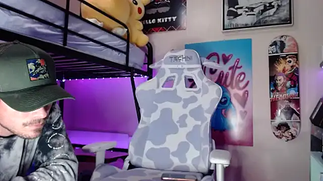 Snapshot of emocouplee666 chatting on 10/13/25, 09:42 emocouplee666 online show from 10/13/25, 09:42