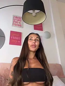 Snapshot of Rosieredxox chatting on 05/31/26, 04:47 Rosieredxox online show from 05/31/26, 04:47