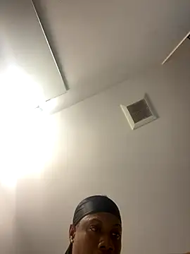 Snapshot of labishyoung25 chatting on 11/10/25, 04:11 labishyoung25 online show from 11/10/25, 04:11