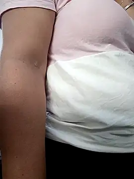 Mia-Glow online show from 10/17/25, 03:25