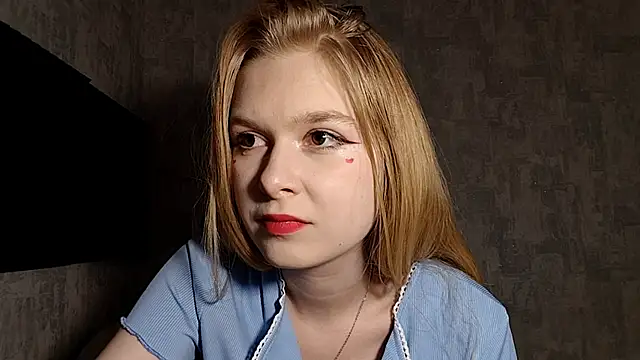 Snapshot of LiaVibes chatting on 10/14/25, 07:53 LiaVibes online show from 10/14/25, 07:53