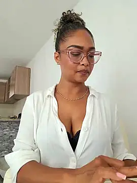 Snapshot of BiiancaEstradaa chatting on 06/29/26, 04:51 BiiancaEstradaa online show from 06/29/26, 04:51