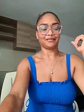 Snapshot of BiiancaEstradaa chatting on 06/30/26, 01:56 BiiancaEstradaa online show from 06/30/26, 01:56