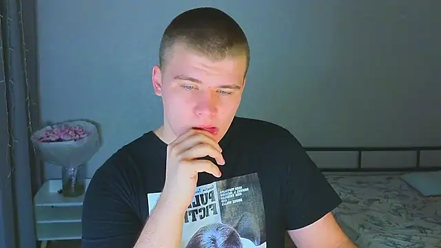 Snapshot of kittenmurr chatting on 11/02/25, 10:23 kittenmurr online show from 11/02/25, 10:23