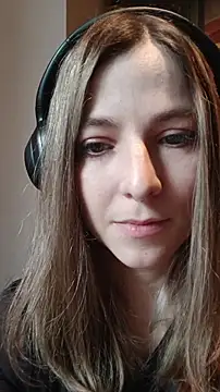 Snapshot of evafolver chatting on 11/12/25, 12:05 evafolver online show from 11/12/25, 12:05