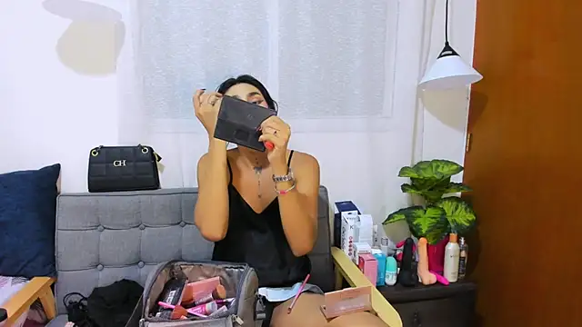 Snapshot of zou_quira chatting on 10/17/25, 01:42 zou quira online show from 10/17/25, 01:42